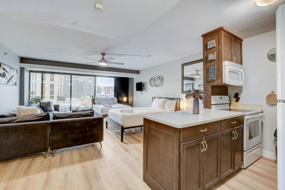Iconic Vegas Views - 6 comfy Beds, NO RESORT FEES, Center Strip!